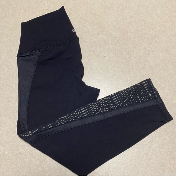 Alo Leggings Women’s Size Small Black Laser cutout Crop Black Leggings - Picture 9 of 11